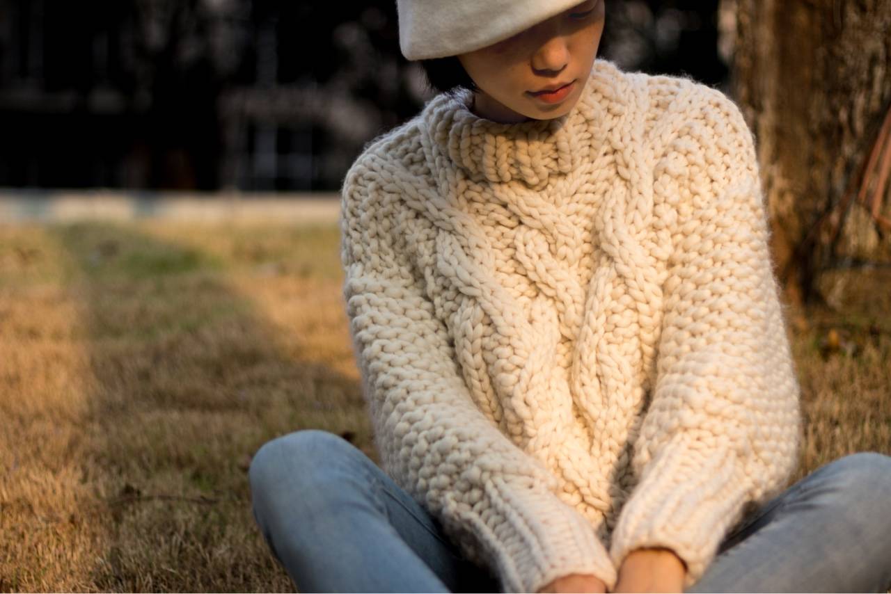 年轻女士的棒针圆肩提花毛衣款式,特粗棒针羊毛渔夫毛衣