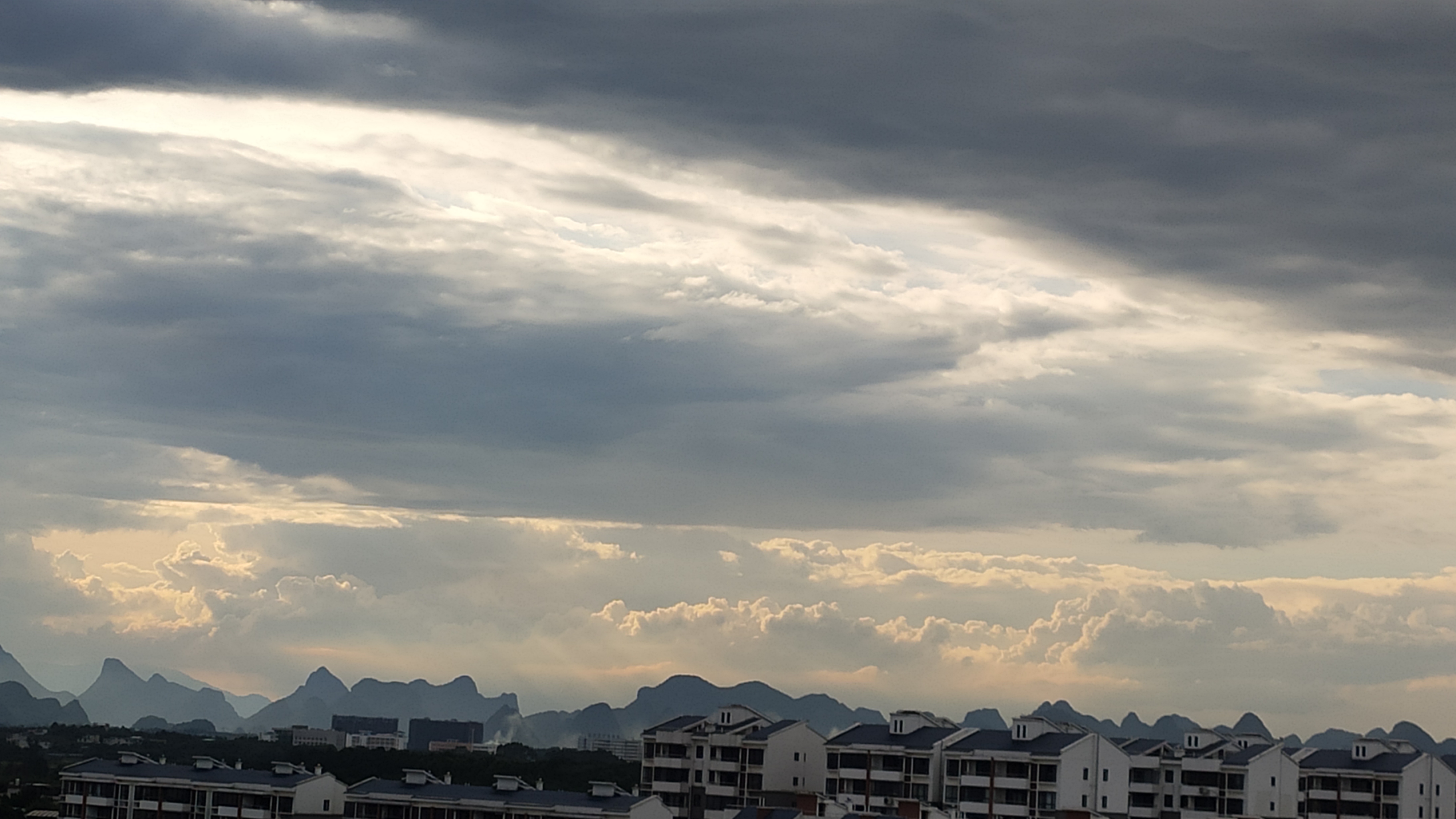 文豪鲁迅曾说：读死书是害己，一开口就害人，但不读书也并不见好