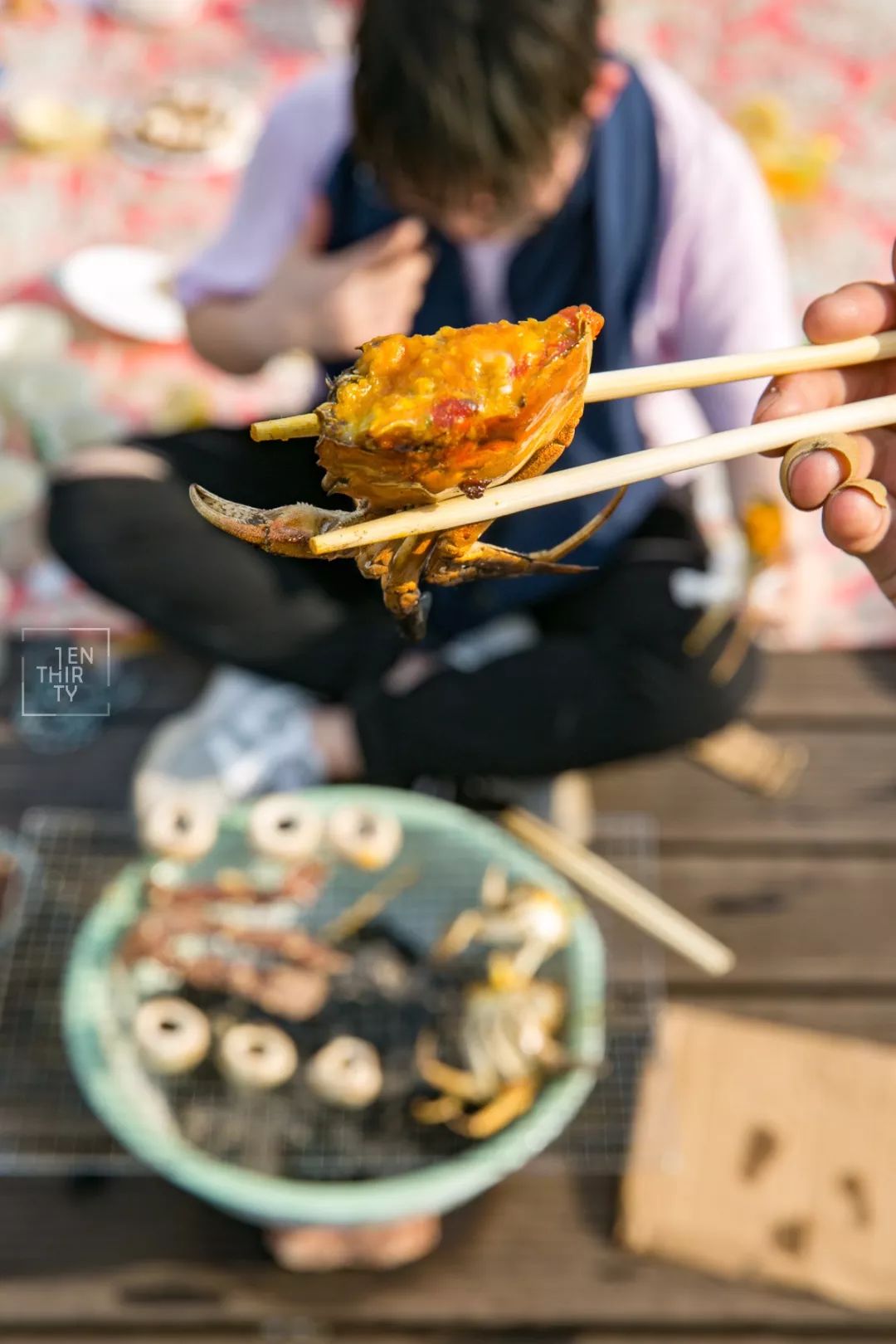 趁着午休两小时，他们在天台上组了个jió盆烤肉趴