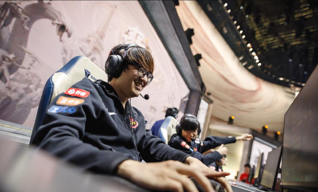 FPX全员收到LV送的包包，总价值近10万，余霜羡慕管泽元遭殃