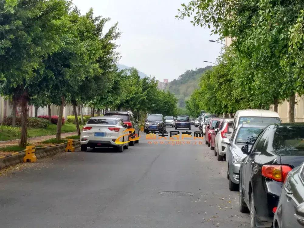 金色江湾这段路车辆乱停,夜晚消防车进出困难……