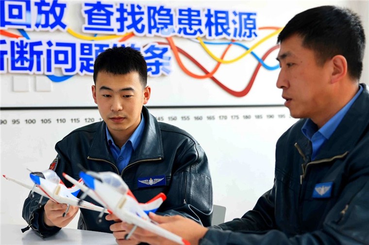 中国特级飞行员飞行时长不长,中国飞行员一年能飞多少个小时