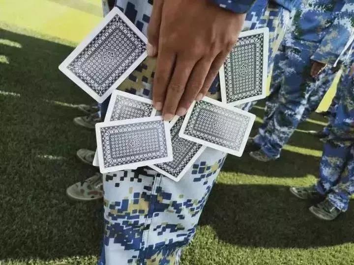 各高校军训放“大招”：踢手机、夹扑克，参训学生：教官，算你”狠”！