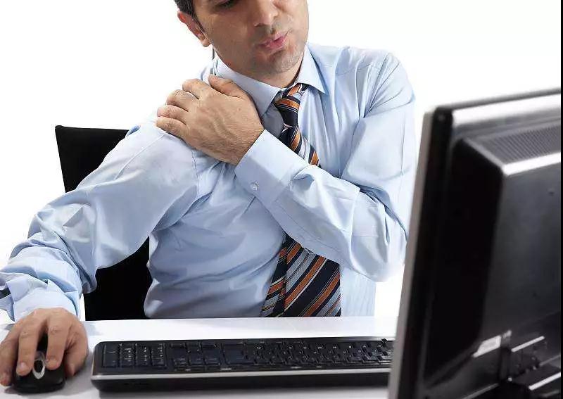 颈椎病肩周炎手臂抬起无力,肩膀疼胳膊抬不起来是颈椎病