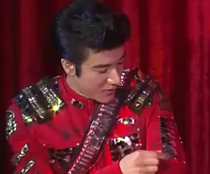 三娃奶爸王力宏，年入4.6亿，却一件衣服穿10年，钱都去哪了？