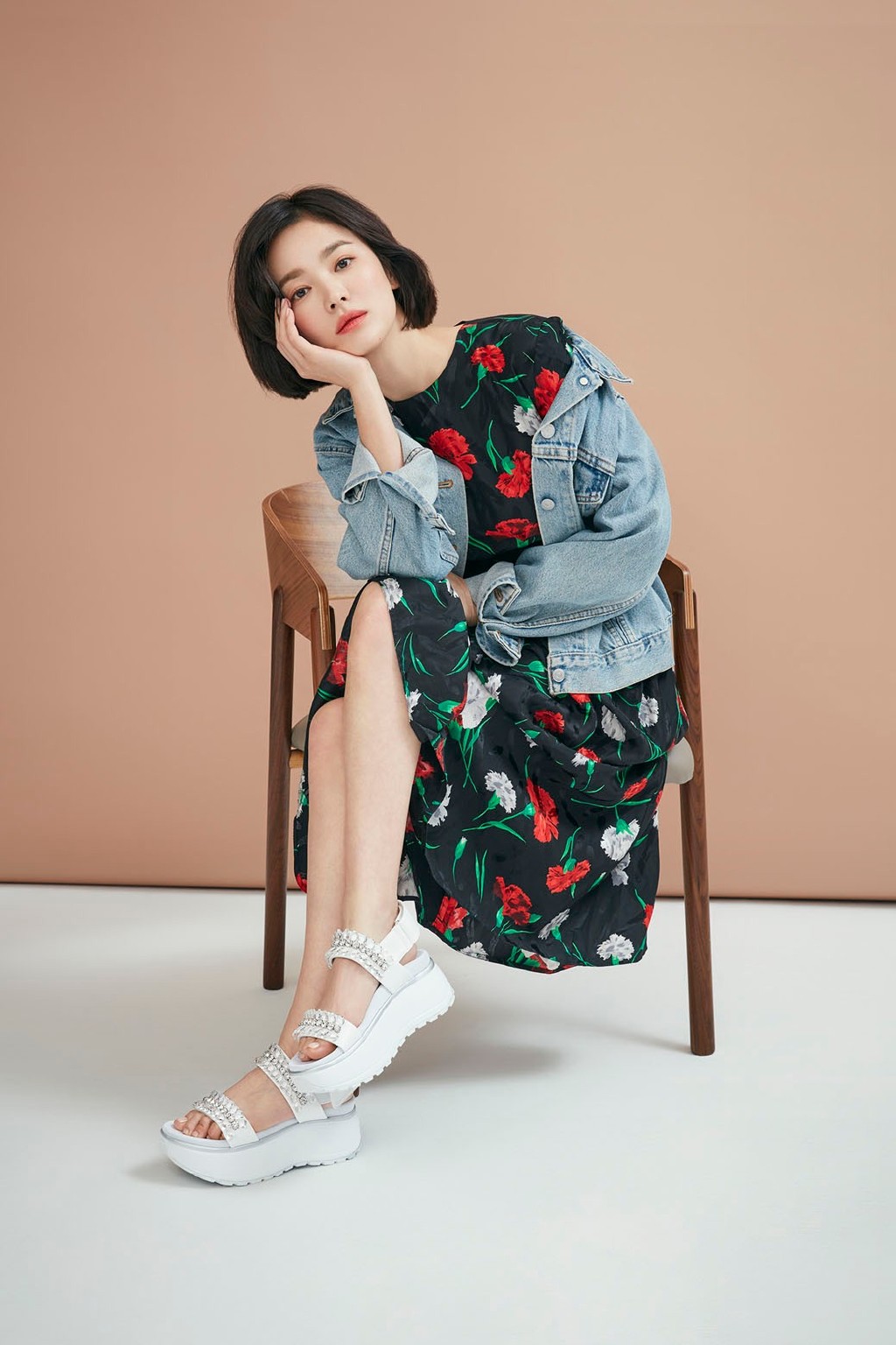 宋慧乔身穿深v白裙亮相上海,宋慧乔一袭黑裙亮相金像奖现场