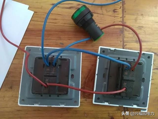 一个灯两个开关怎么接线电路图,一个灯两个开关带插座怎么接线