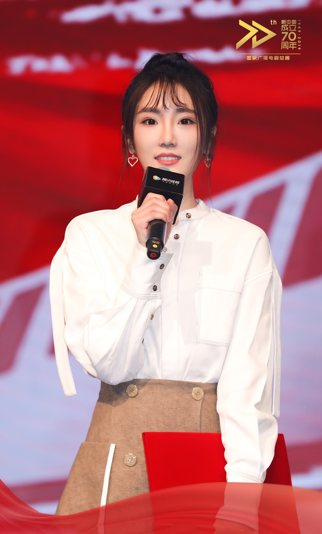 张可盈出席《祖国因你更赞》校园活动白衬衣米色短裙青春有活力