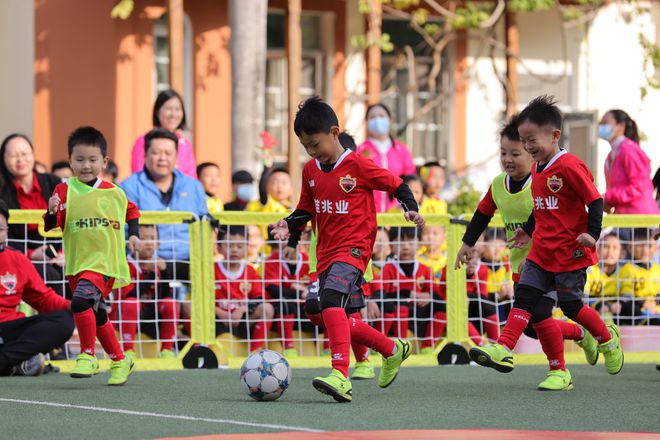 捐百万广告位，3国脚进大山支教孩子狂喜：足球是啥？