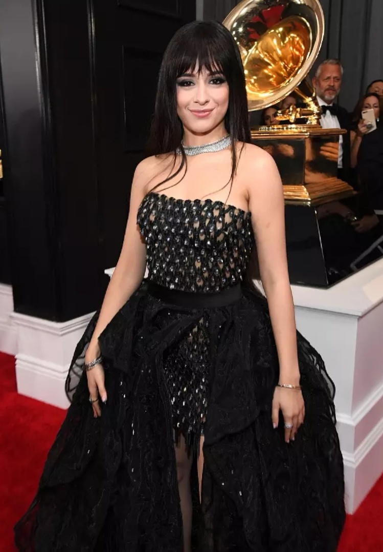 卡妹穿黑色抹胸裙亮相格莱美,化身暗黑萝莉,又美又酷