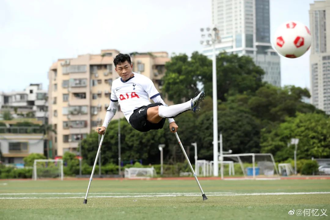 独腿男子双拐射门,单腿男子射门