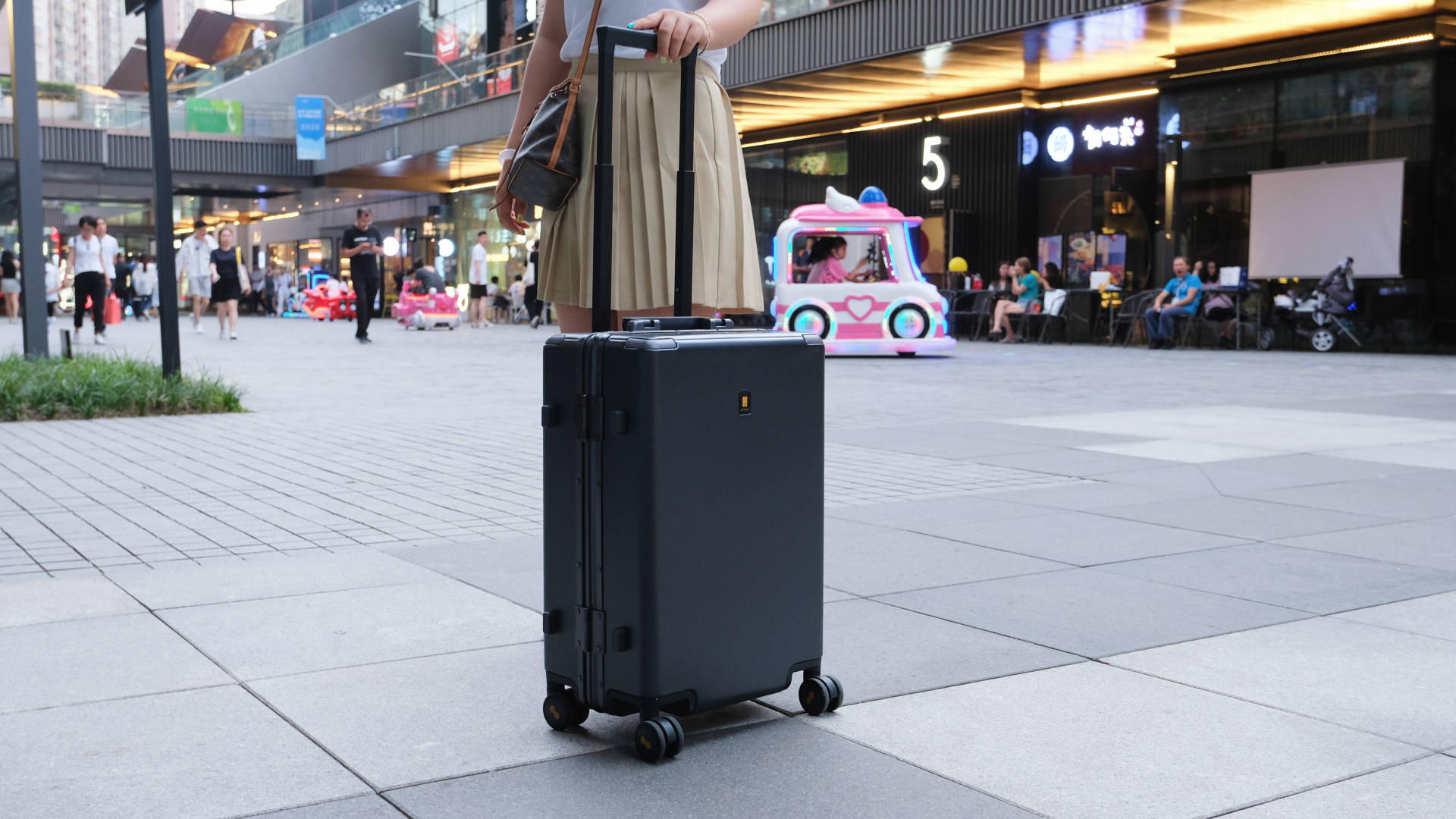 新秀丽和地平线8号哪个双肩包好,地平线行李箱和新秀丽