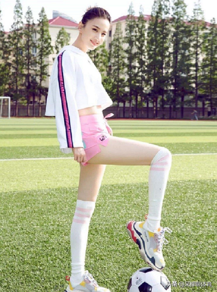 黄圣依关晓彤足球装,明星也喜欢朱婷