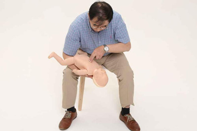 宝宝吃东西不小心卡住怎么办？关键时刻你能救孩子一命吗？家中有宝宝的家长一定要学会海姆立克急救法