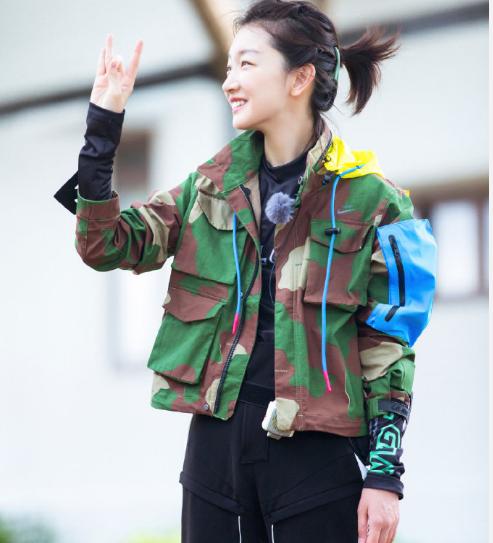 周冬雨同款军绿色外套,周冬雨荧光绿外套俏皮亮眼