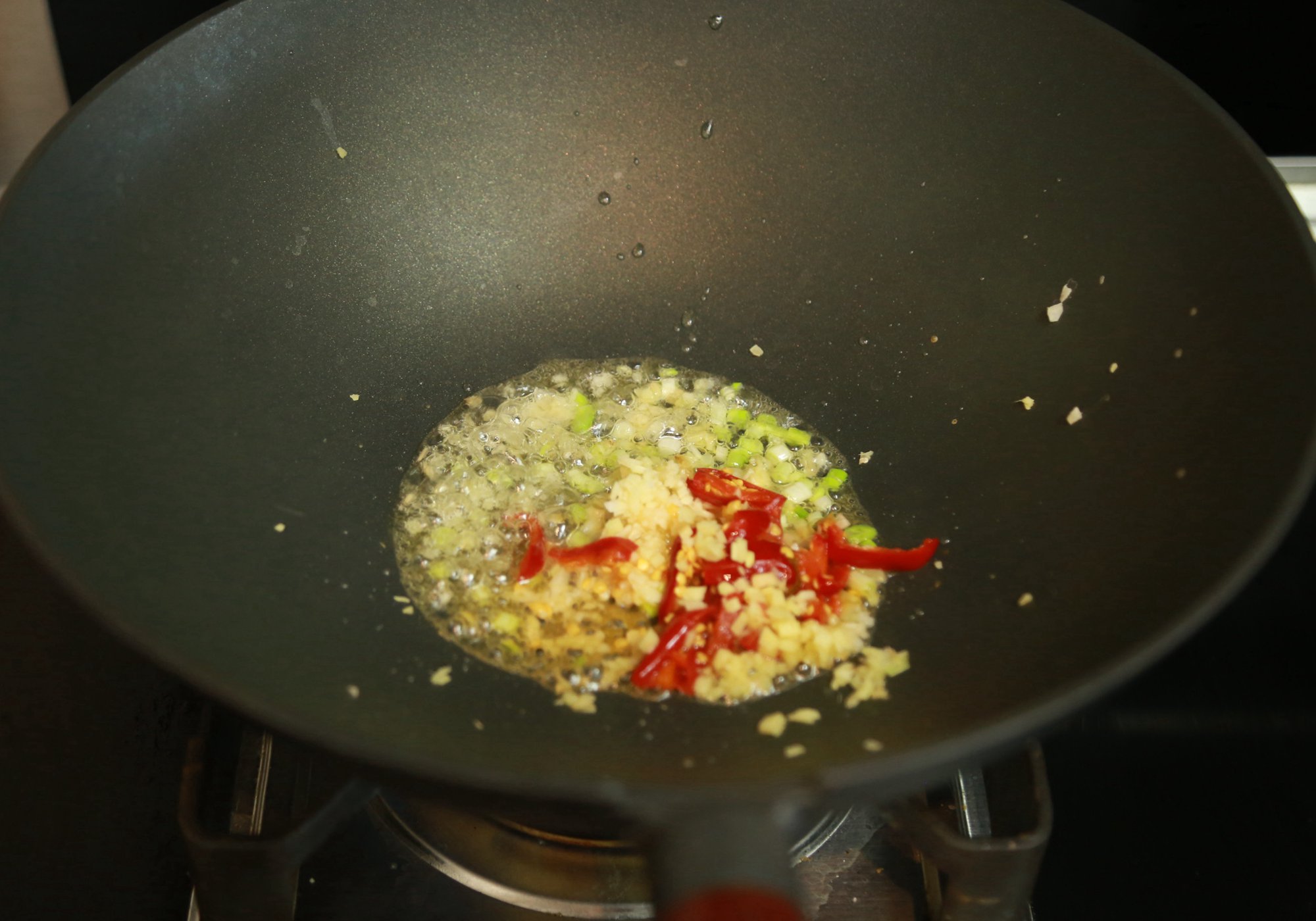 莲藕怎样炒出来脆好吃,莲藕怎么炒才好吃短视频