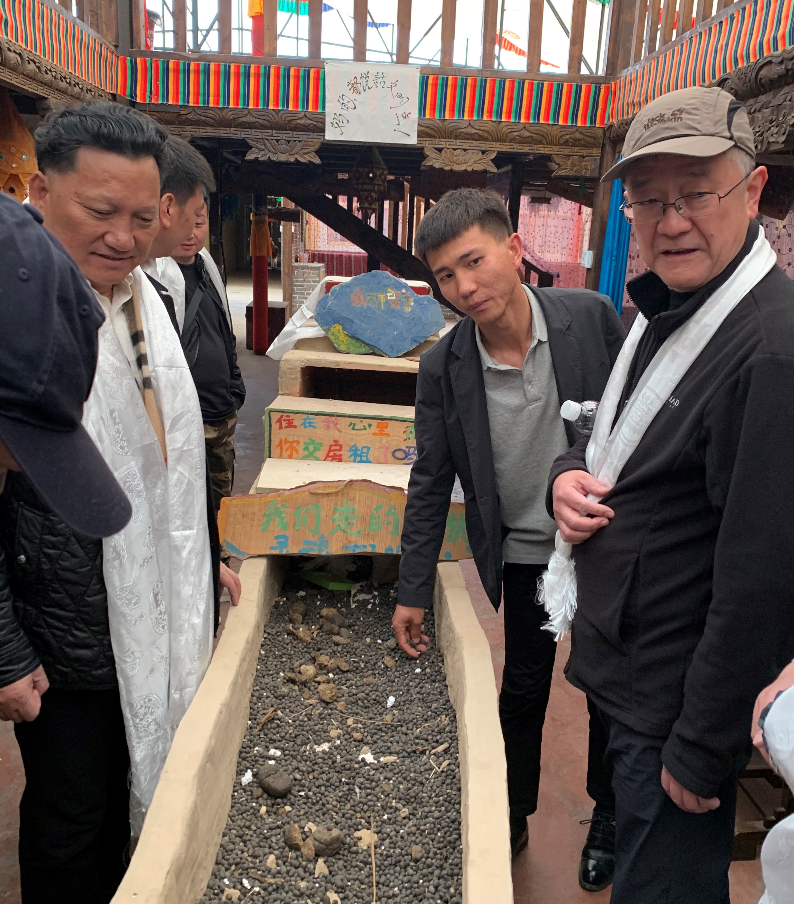 武汉市民营经济人士理想信念教育走进神秘的青海达玉部落