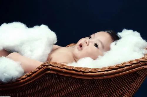 宝宝脸上爱长湿疹,宝宝脸上的湿疹反复发作怎么办