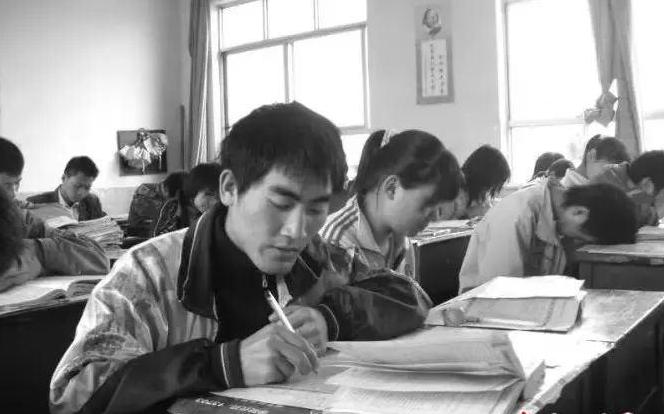 贵州千里背疯母上学,13年前千里背疯母上大学