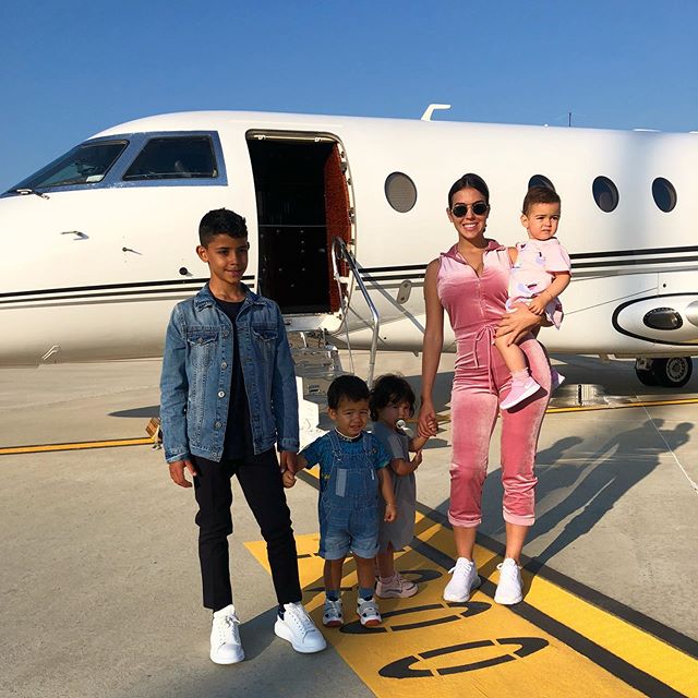 c罗和乔治娜最新照,c罗携女友出海游玩