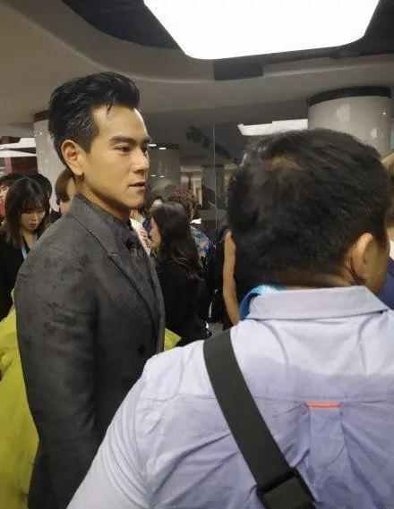 冬天开始对我冻手冻脚了,天气好冷冻手冻脚却动不了你的心