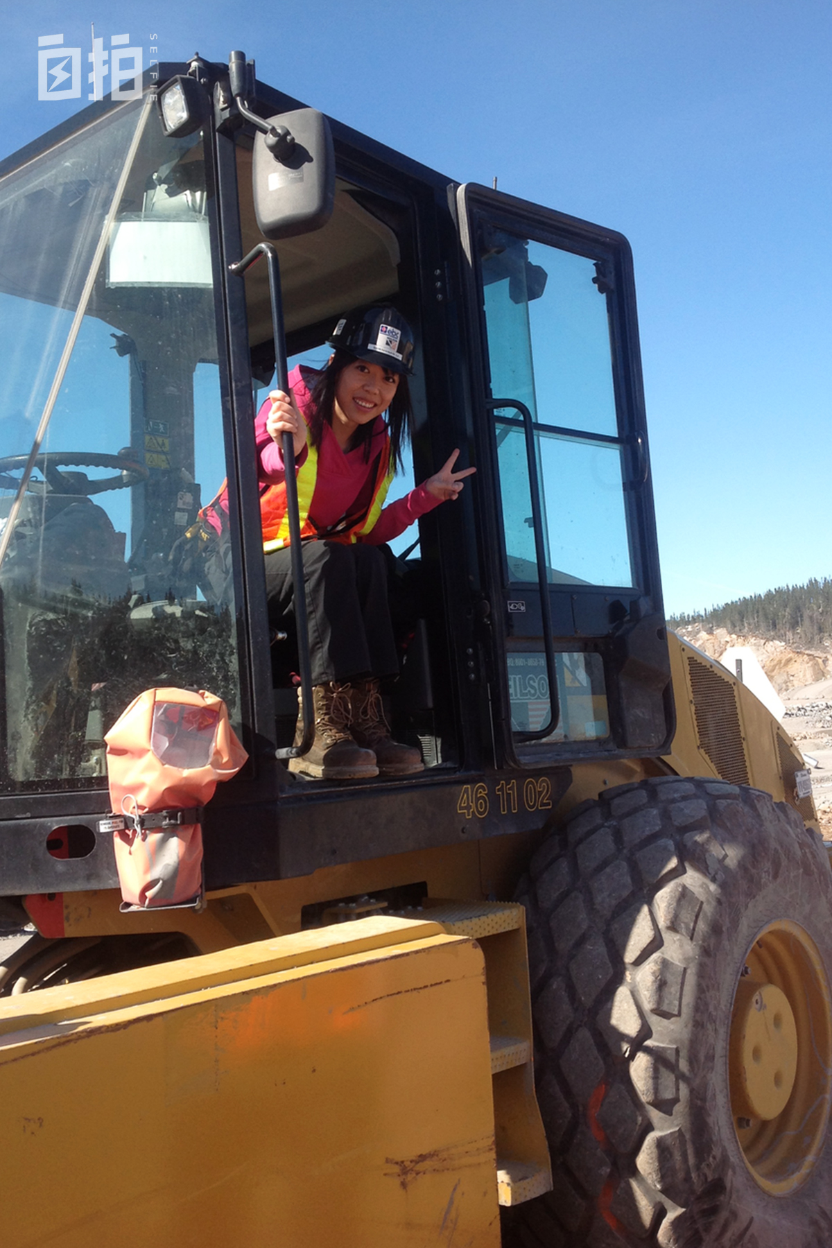 东北女大学生留学加拿大开挖掘机,在加拿大开挖掘机