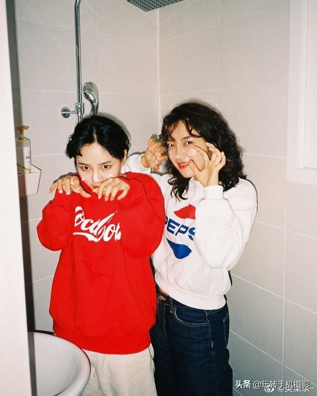 闺蜜拍照姿势创意二人,闺蜜雪地拍照姿势大全