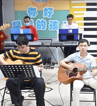 16岁自闭症少年吹陶笛走红,吹陶笛星星的孩子