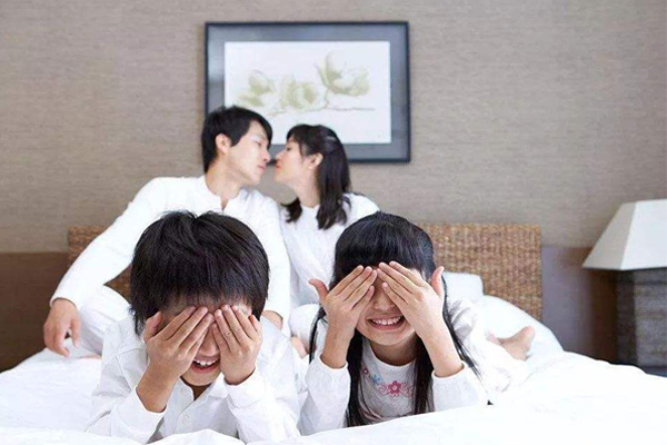 家长陪娃睡觉的图片,90后父母带孩子睡觉照片