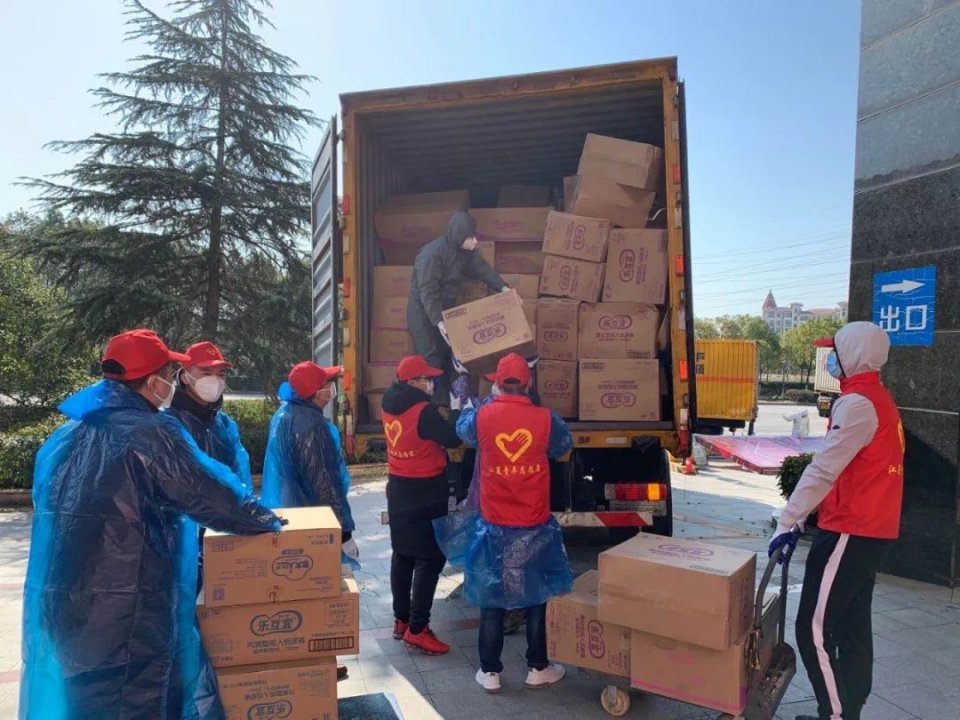 第八车，第100吨，第7500箱，顺利送达雷神山大连医疗队