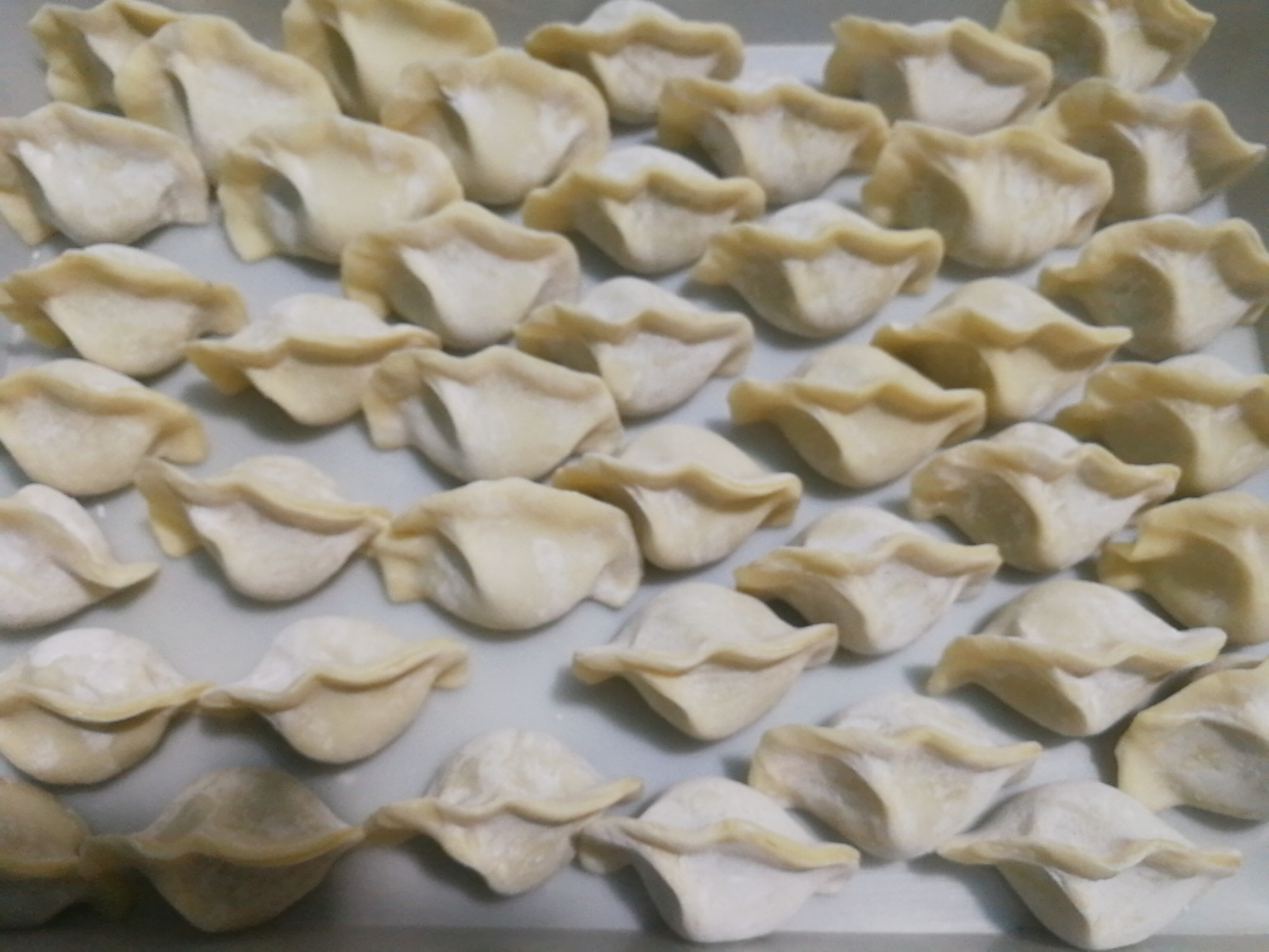 速冻水饺发白，久煮不熟咋办？避免3点，2种方法煮水饺，新鲜好吃