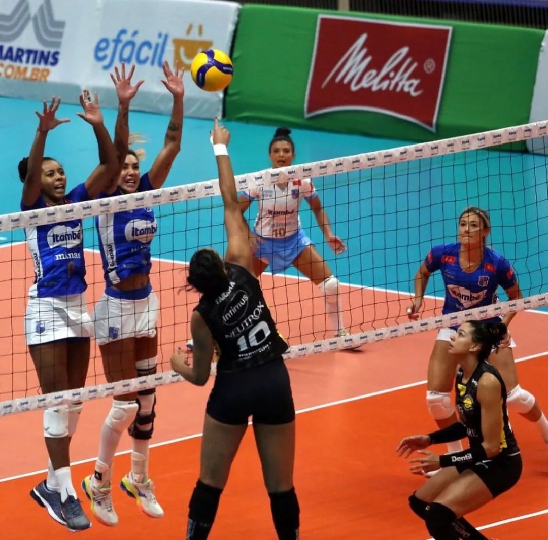 海滩俱乐部力夺超级杯冠军；“铁锤”格罗泽助球队爆冷取胜