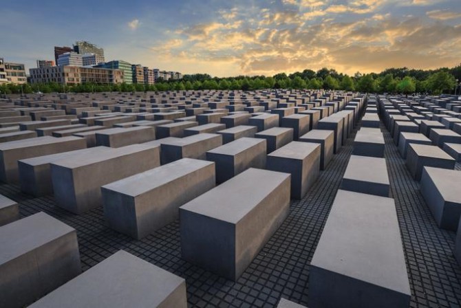 犹太人死难纪念碑内容,犹太大屠杀相关故事