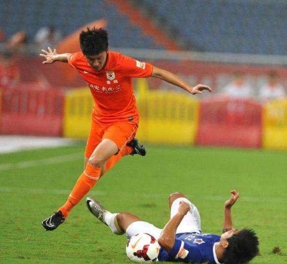 王彤鲁能左后卫还是右后卫,王彤鲁能边卫完整版