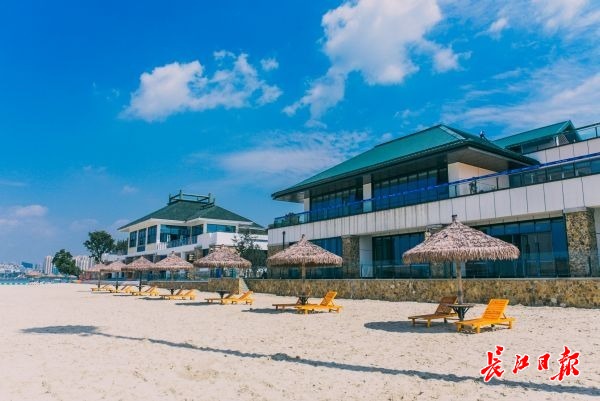 阳光、沙滩、遮阳伞......一起去东湖沙滩浴场清凉一夏