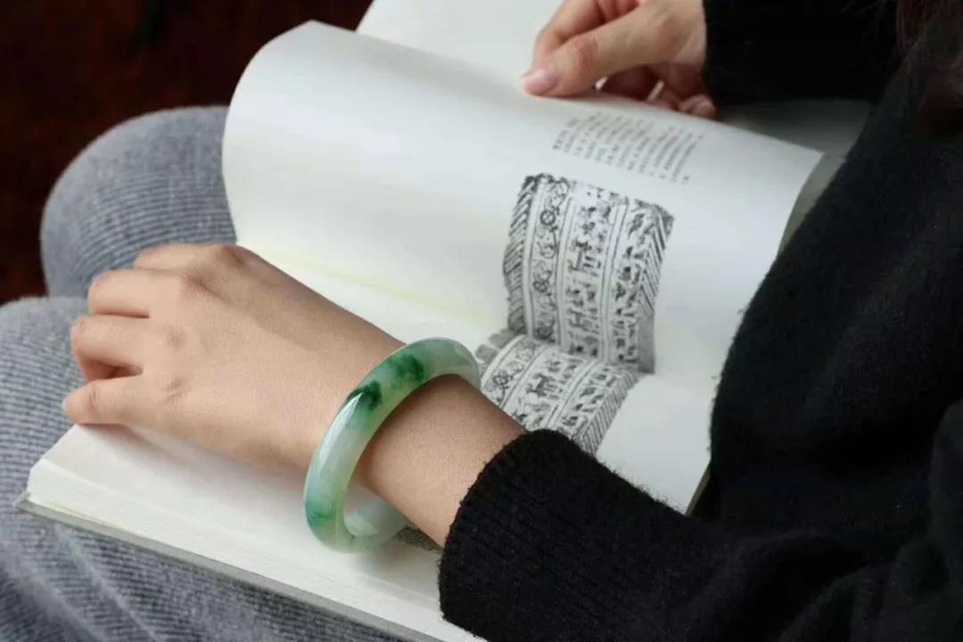 翡翠黑绿是什么原因,翡翠自然光下肉质发黑带底色