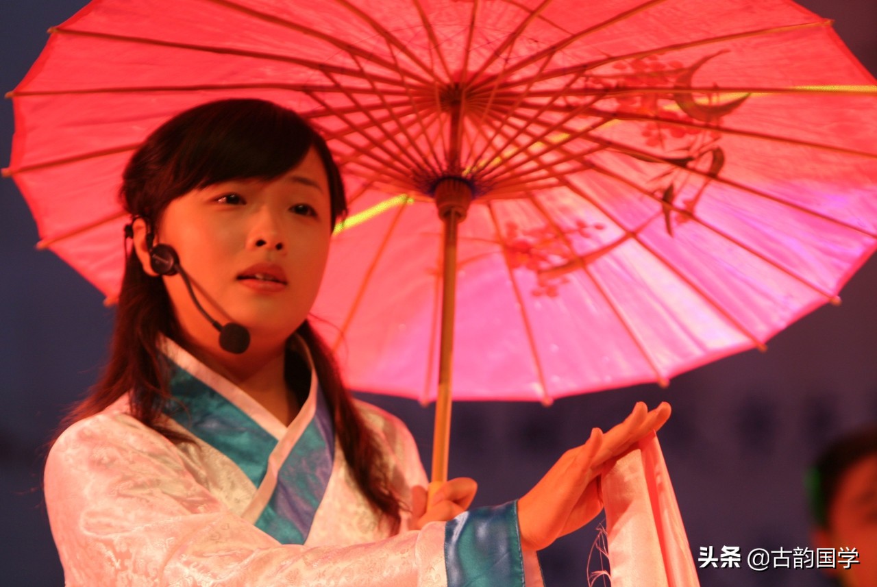 形容女子才貌品德的诗词,形容女人漂亮有气质的古诗词