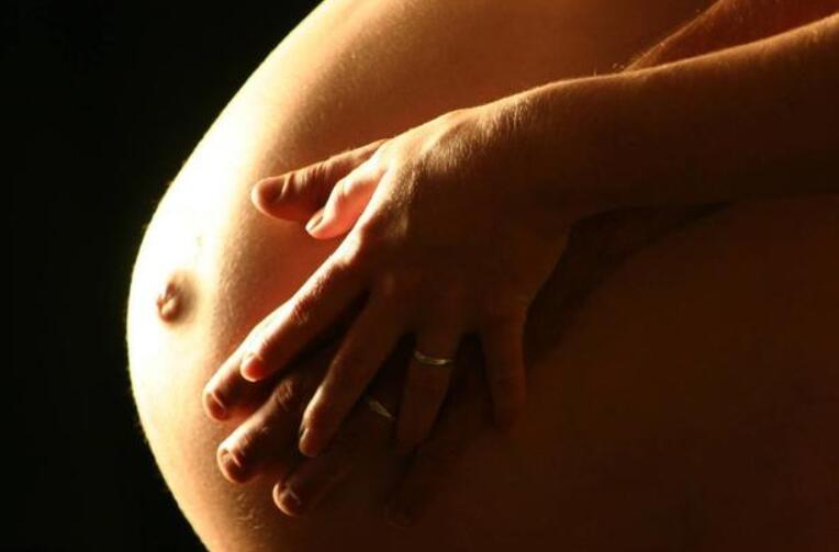 孕期肚子发硬发紧是怎么回事啊,孕期肚子总是发紧发硬怎么回事