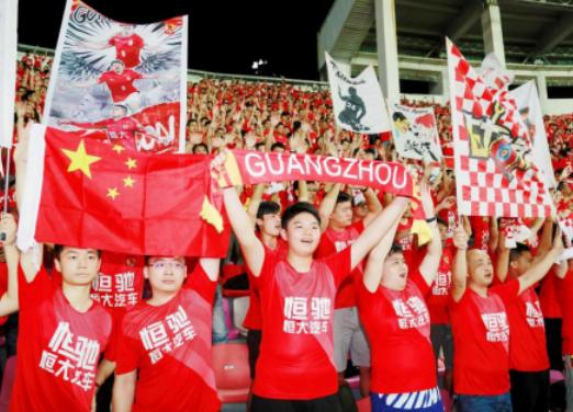 真爱粉！著名香港歌星李克勤身穿“恒驰”现身天体，支持广州恒大队