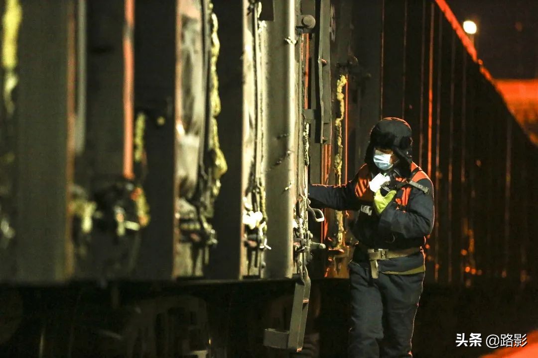 抗击疫情守护平安摄影征稿,战疫情保春运铁路警察在行动