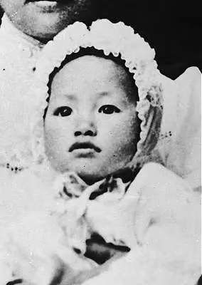 她是洗衣工女儿，进入好莱坞拍摄歧视华人影片被骂，最后得到认可