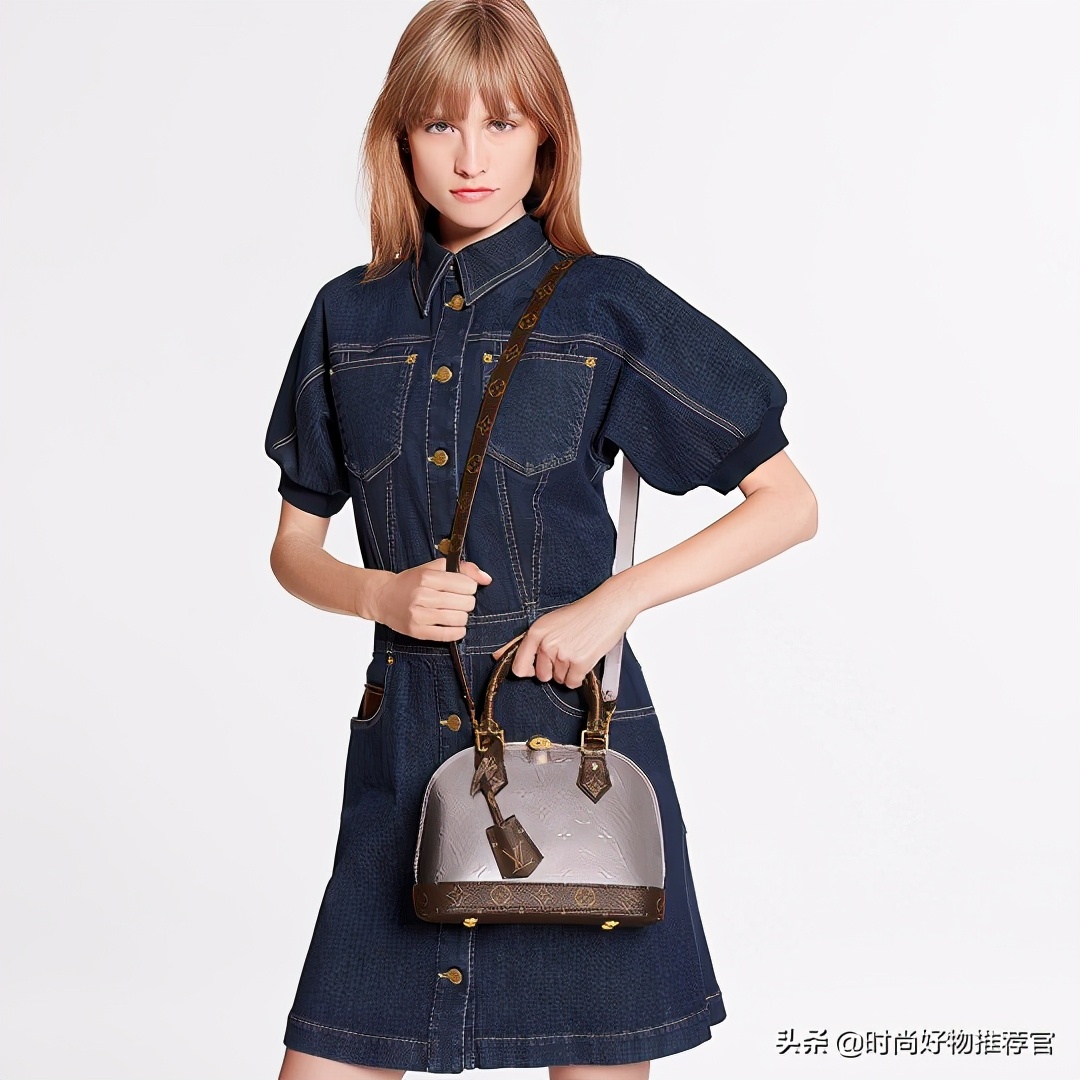 lv黑色牛皮压花邮差包新款有链条,lv新包真皮包