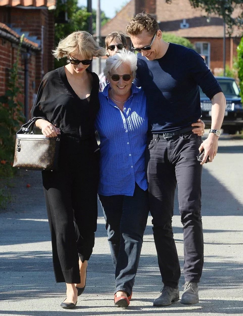 ladygaga不穿鞋子的照片,ladygaga养鸡