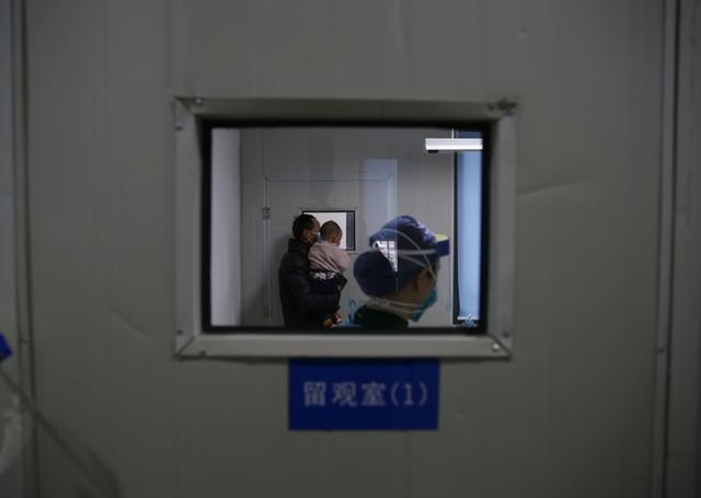 探访隔离病房奋战一线的白衣战士,看望慰问疫情防控一线值守人员