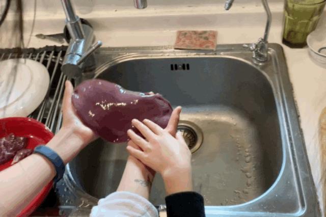 两个小孩给妈妈做大餐,两个女孩给爸妈做饭