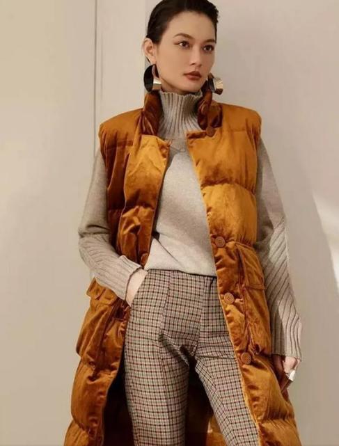 冬天时尚白色羽绒马甲穿搭,时尚百搭高档羽绒马甲穿出气质