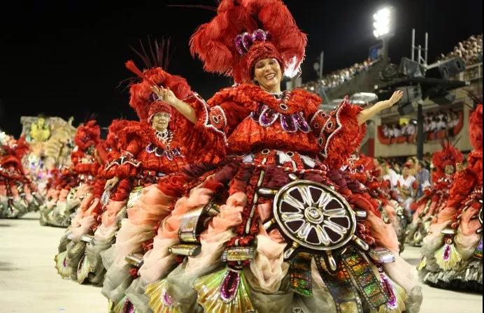 欢快节奏对跳桑巴舞,左扭扭右扭扭的舞蹈