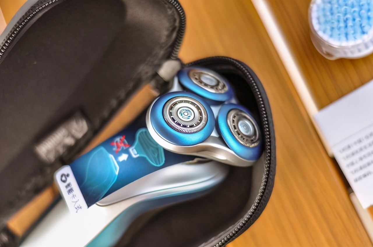 女朋友说要剪发咋回,女生买心形的剃须刀送给男生