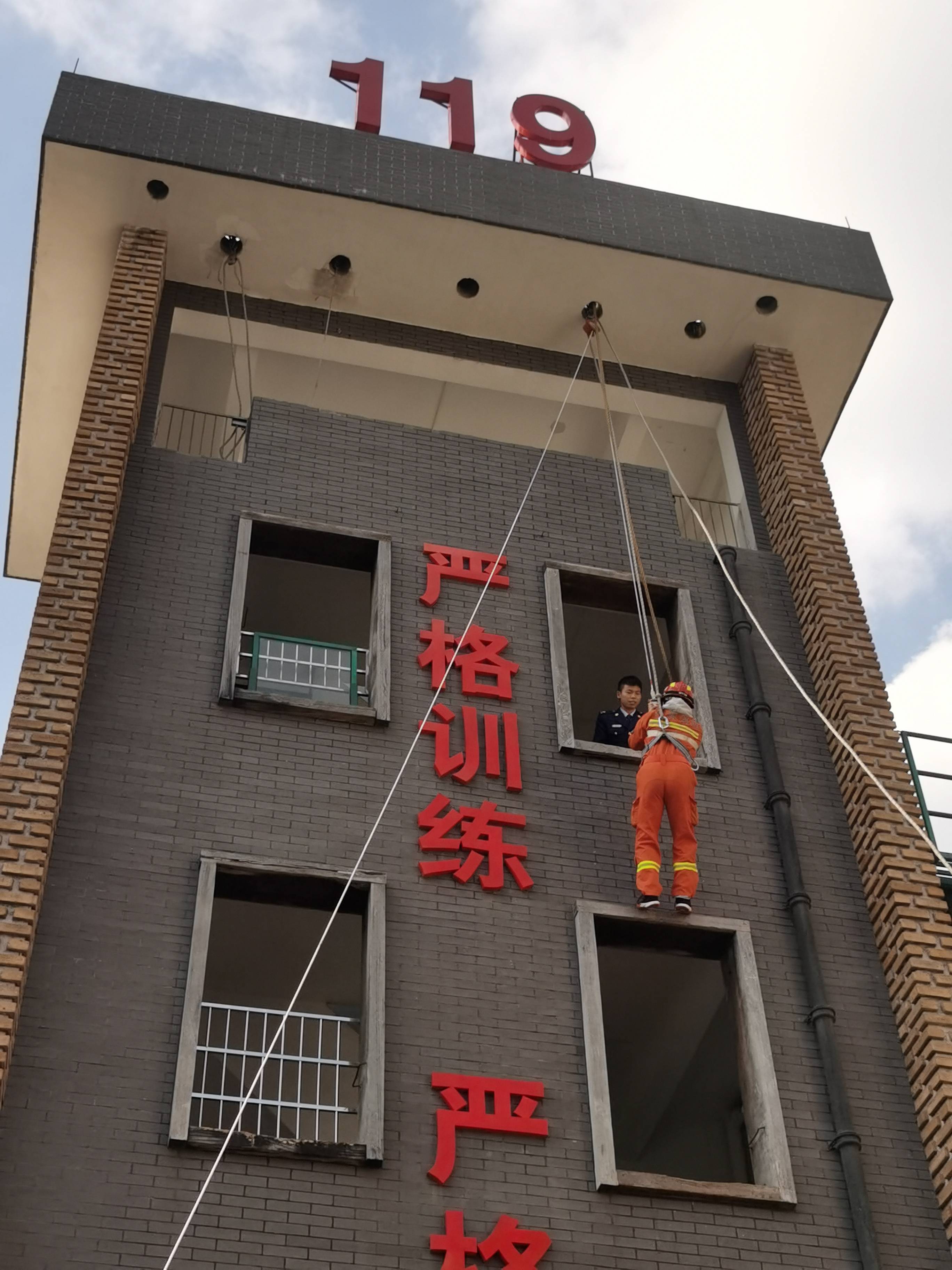 有一个消防蓝朋友是怎样的体验,给你一天时间