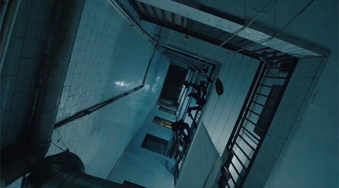 向对面出租屋射了一箭：80后妈妈王莹在城中村的实验艺术